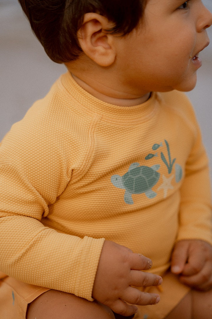 Maillot de bain à manches longues Seashells Sunny Yellow | Little Dutch
