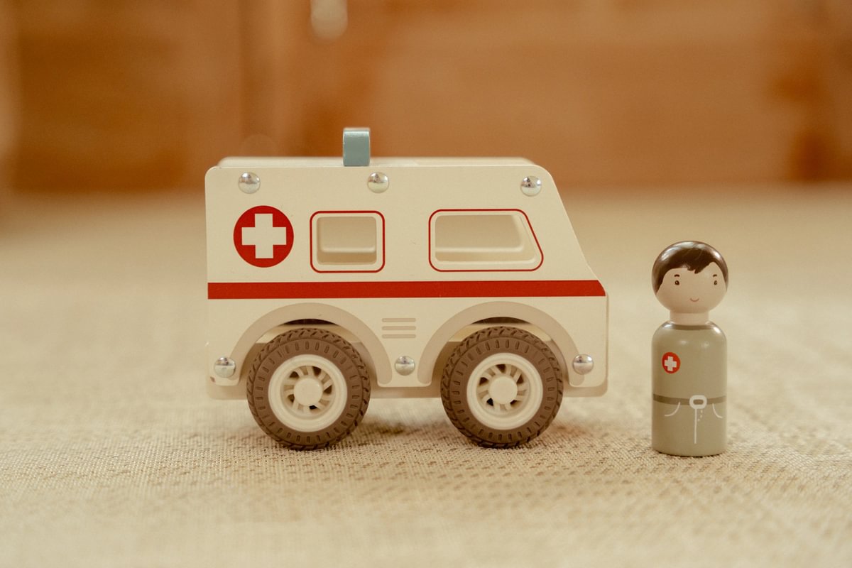 Krankenwagen aus Holz personalisierbar mit Namen