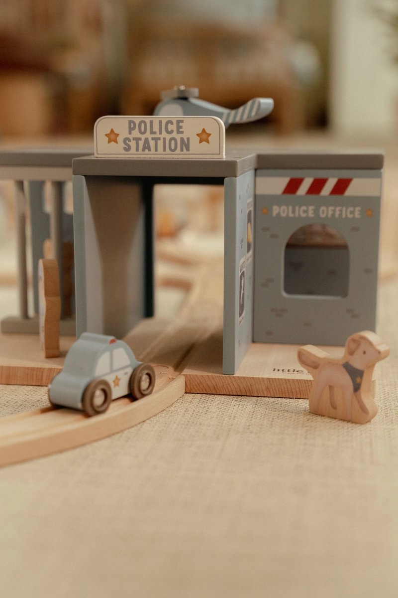Personalisierte Holzeisenbahn Polizeistation aus Holz | Schmatzepuffer