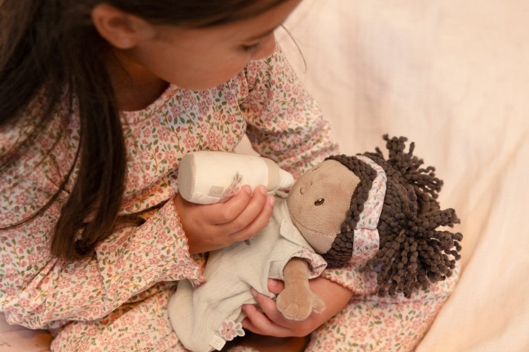 Bébé-poupée personnalisé dans son couffin – un cadeau de naissance adorable