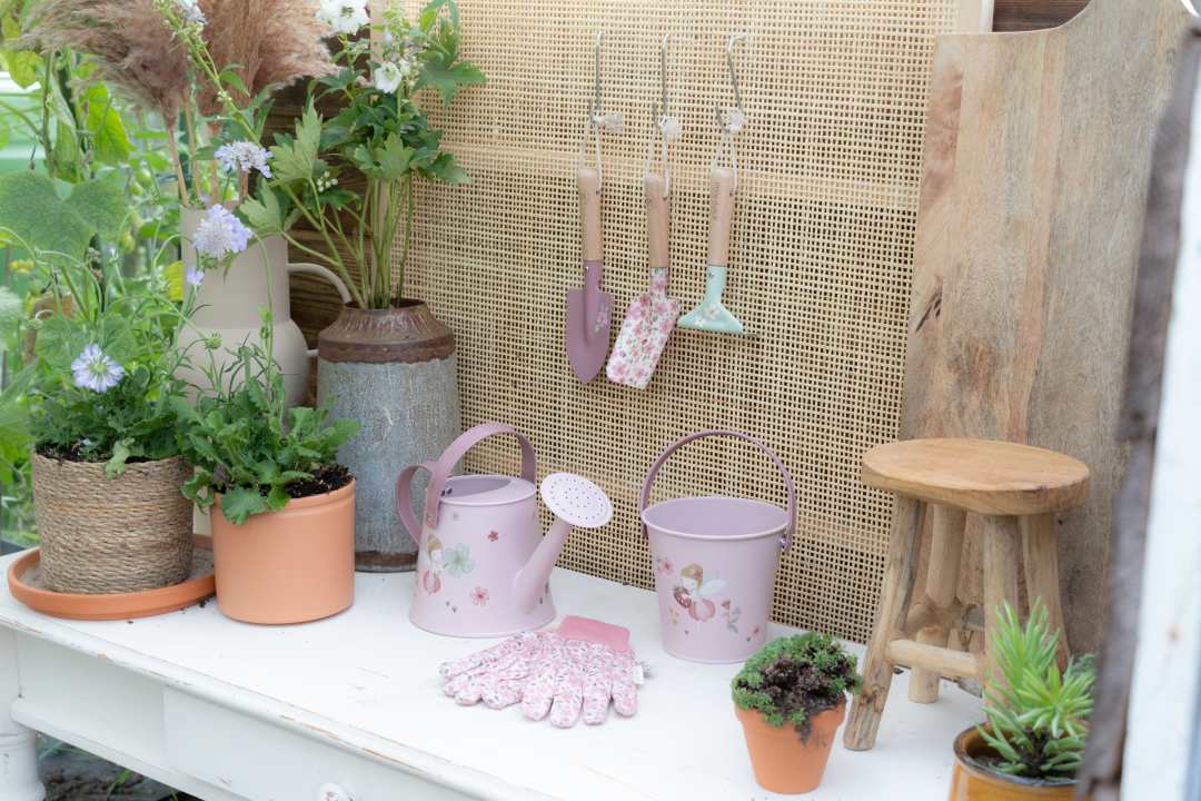 Kinder Garten-Set mit Gießkanne, Eimer, Handschuhen und Gartenwerkzeug im Fairy-Garden-Design – ideal für kleine Gärtner beim Pflanzen und Gießen.