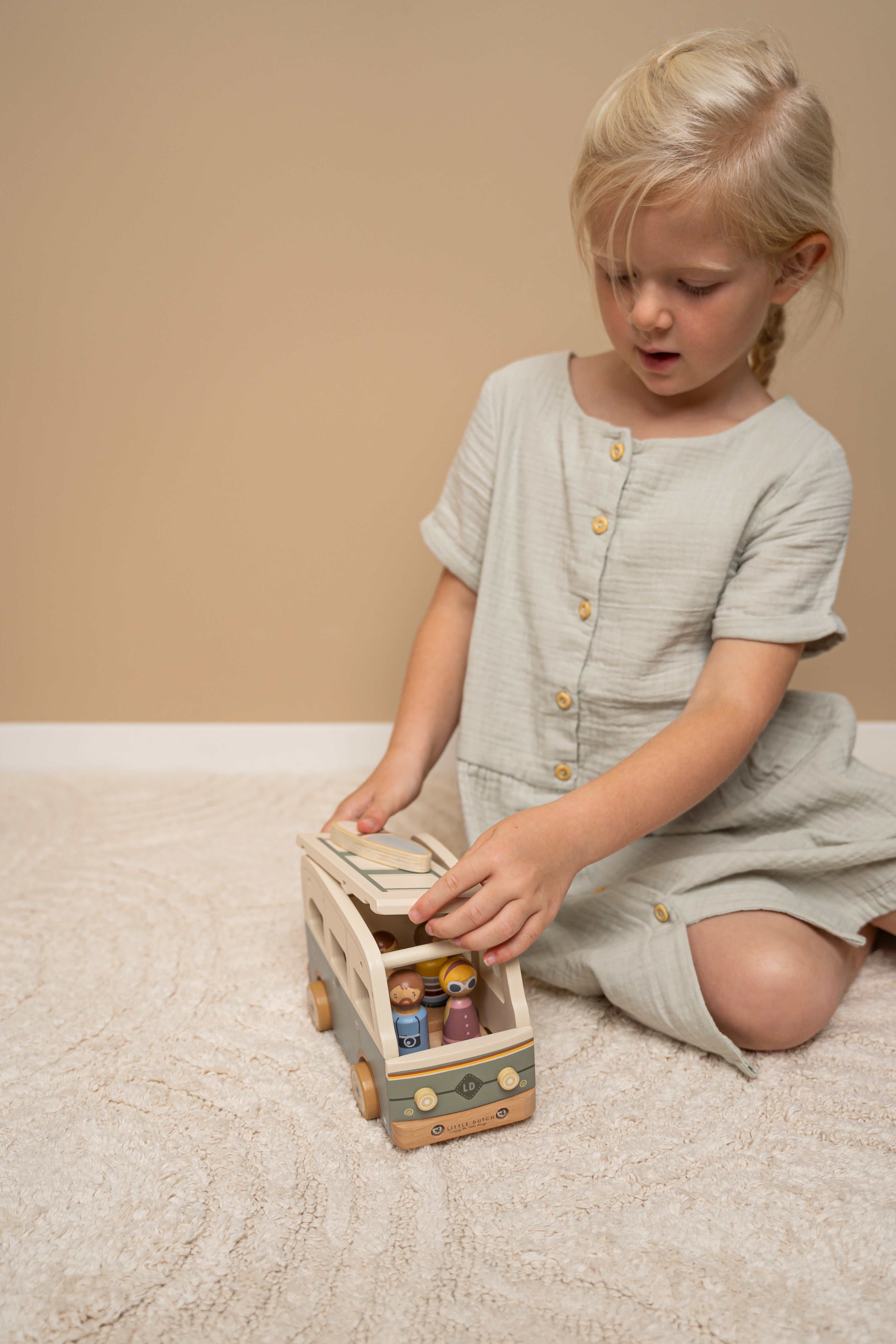 Retro Camper Van with Play Figures – Role Play for Children