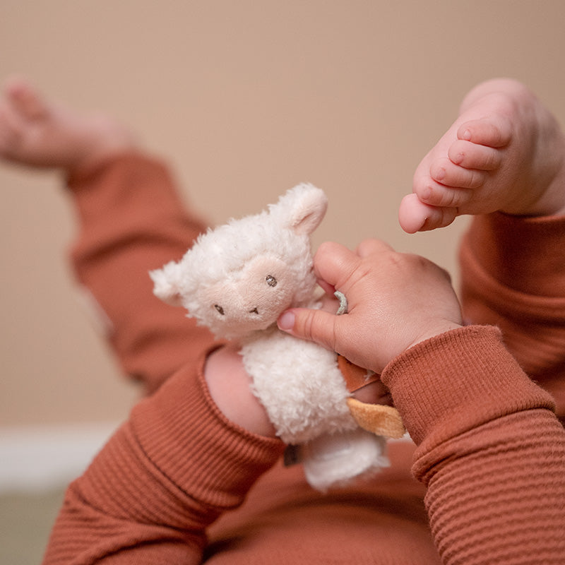Handgelenkrassel Schaf Little Farm – Babys erstes Greifspielzeug