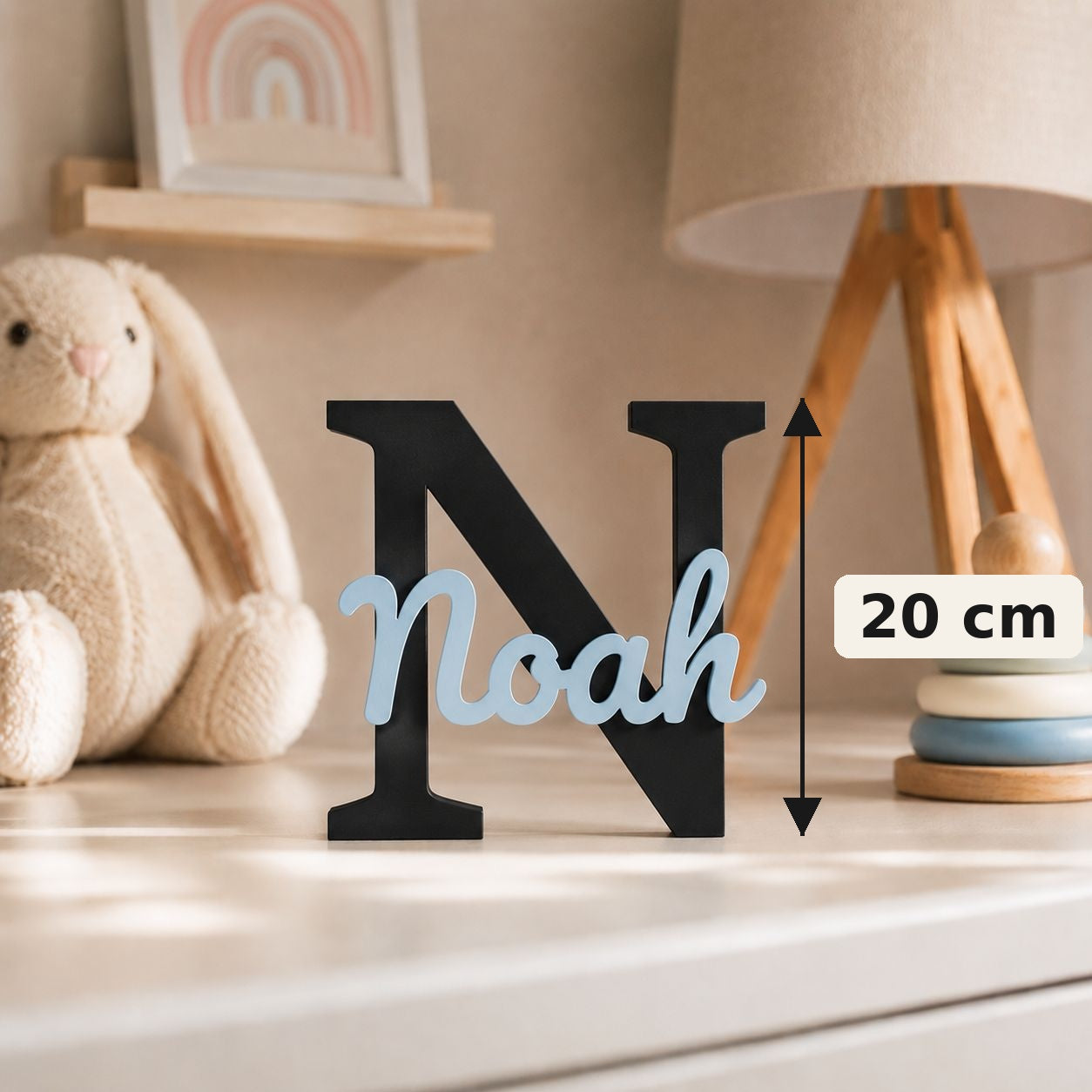 Personalisiertes Kinderzimmer Namensschild Noah mit schwarzem Anfangsbuchstaben und hellblauem Schriftzug