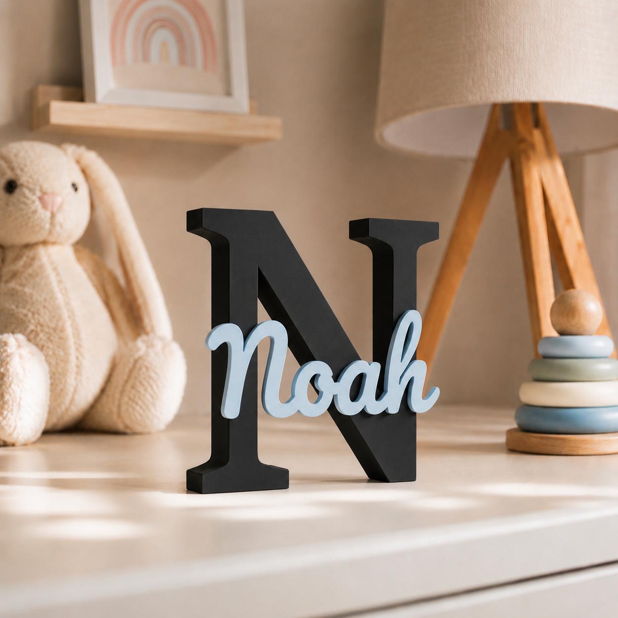 Personalisiertes Namensschild mit großem Buchstaben in Schwarz & Name – Kinderzimmer Deko in Wunschfarbe
