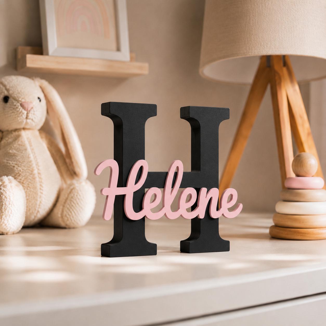 Personalisiertes Namensschild mit großem Buchstaben in Schwarz & Name – Kinderzimmer Deko in Wunschfarbe