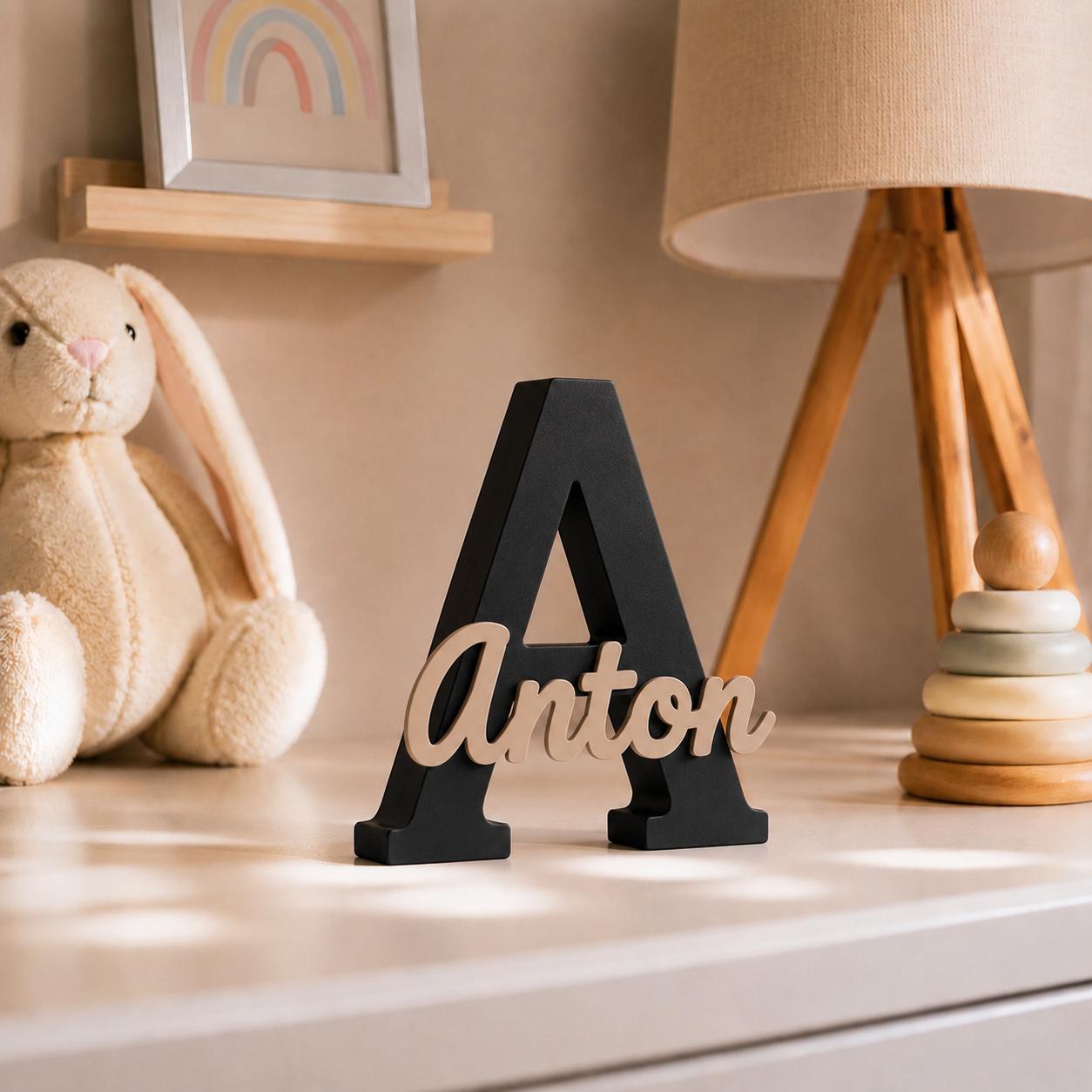 Personalisiertes Namensschild mit großem Buchstaben in Schwarz & Name – Kinderzimmer Deko in Wunschfarbe