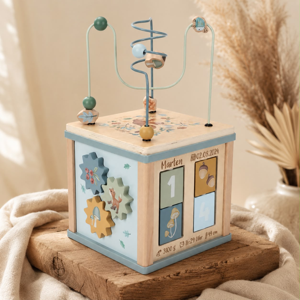 Personalisierter Aktivitätswürfel aus Holz mit Geburtsdaten auf rustikalem Holzbrett im warmen Boho-Stil, ideales Geschenk zur Geburt von Schmatzepuffer.