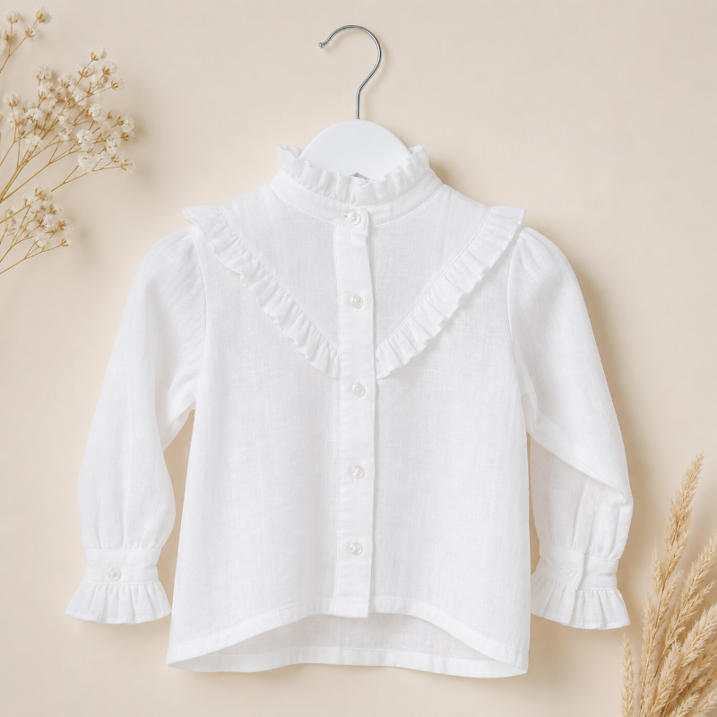 Weiße Baby Bluse mit Rüschen und Knopfleiste – elegante Kinderkleidung für besondere Anlässe