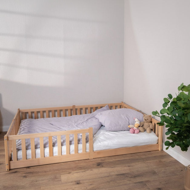 Bodenbett 140x200 cm aus Naturholz im Montessori Stil ohne Dach, niedriges Kinderbett für selbstständiges Ein- und Aussteigen im Kinderzimmer