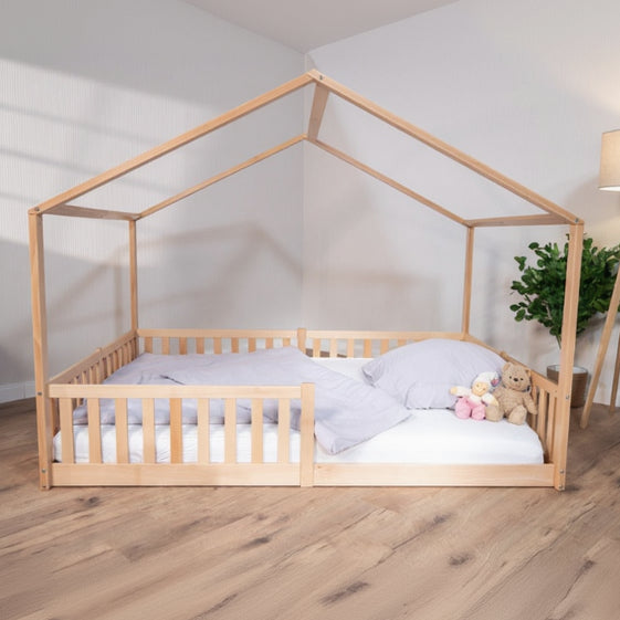 Holz Hausbett 140x200 cm als Bodenbett im Kinderzimmer, natürliche Optik und stabile Bauweise für Kinder