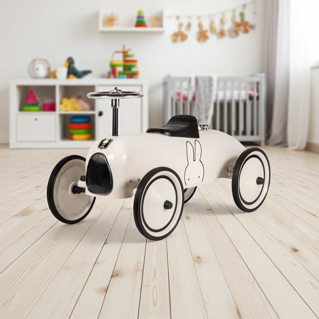Liebevolles Geschenk zum 1. Geburtstag von Oma und Opa – stilvolles Rutschauto für kleine Kinder im ersten Lebensjahr