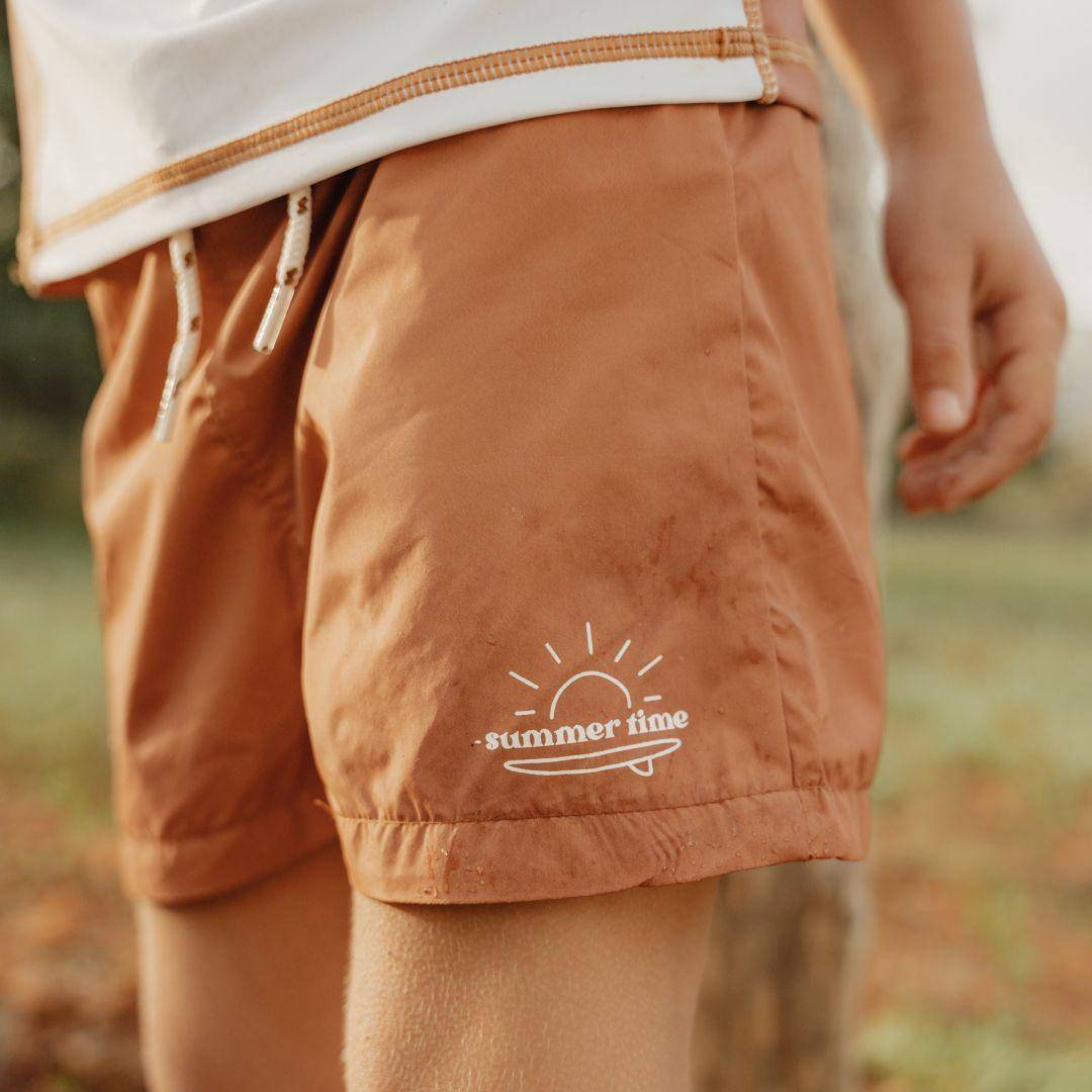 Kinder Badeshorts aus schnelltrocknendem Material fuer Strand, Schwimmbad, Urlaub und Wasserspass