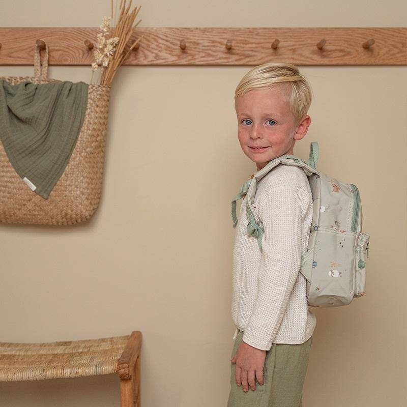 Kind trägt den Kinderrucksack Little Farm auf dem Rücken auf dem Weg in den Kindergarten oder zur Kita