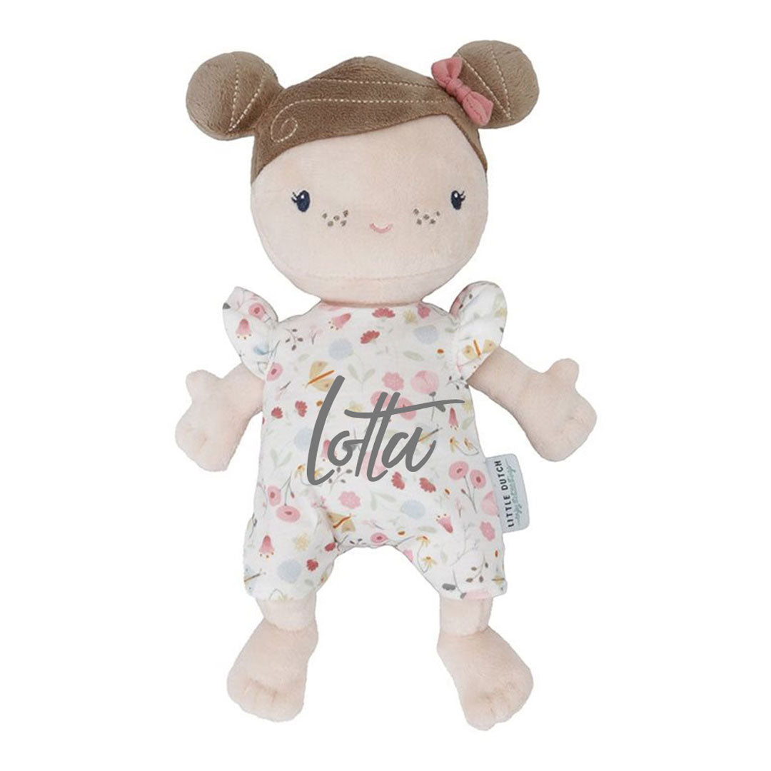 Personalisierte Kuschelpuppe mit Name als Geschenk zur Geburt oder Taufe in neutralem Hintergrund bei Schmatzepuffer
