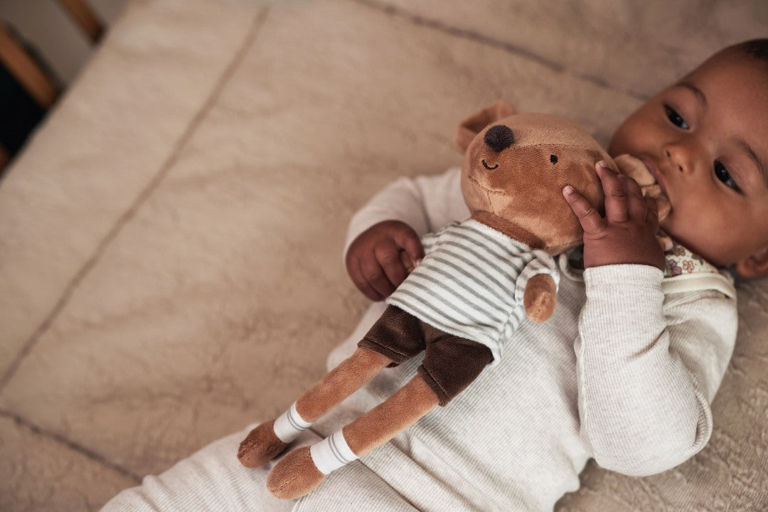 weiche Stoffpuppe Maus Jackie als liebevolles Kuscheltier fuer Babys und Kinder zum Kuscheln und Spielen