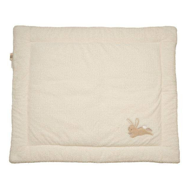 Weiche beige Baby Spieldecke als Krabbeldecke mit Hasenmotiv – gepolsterte Unterlage für Babys