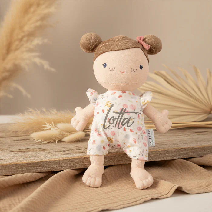 Personalisierte Stoffpuppe mit Name Lotta auf dem Kleid, hochwertiges Geschenk zur Geburt oder Taufe, liebevoll personalisiert bei Schmatzepuffer.