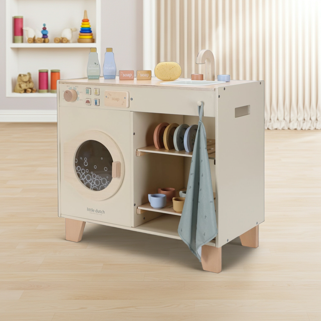 Little Dutch Waschmaschine aus Holz als Rollenspielzeug im hellen Kinderzimmer
