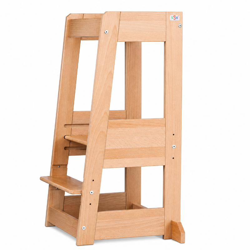 Montessori Lernturm aus Holz für Kinder. Der erhöhte Standplatz ermöglicht sicheres Mithelfen in der Küche, fördert Selbstständigkeit und unterstützt das Lernen nach Montessori.