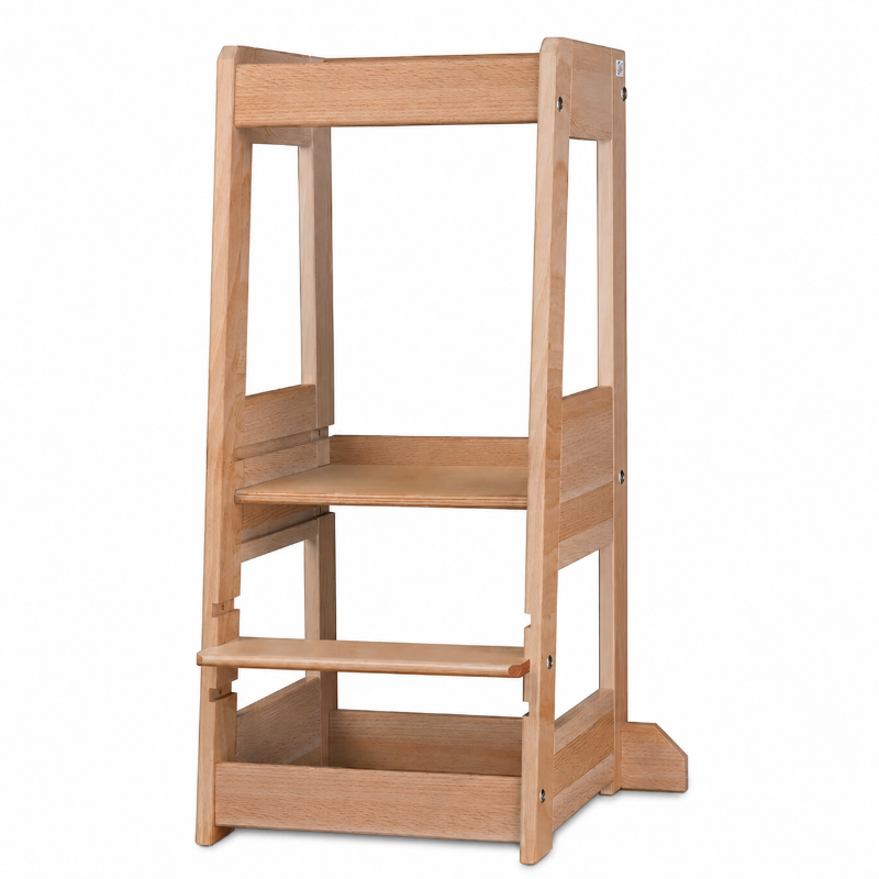 Montessori Lernturm aus Holz mit Sicherheitsbügel für Kinder. Der erhöhte Standplatz ermöglicht sicheres Mithelfen in der Küche, fördert Selbstständigkeit und unterstützt das Lernen nach Montessori.