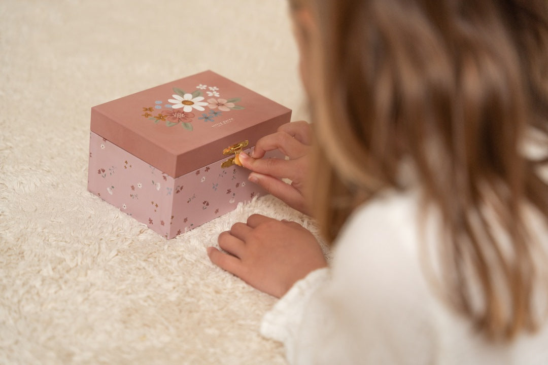 Geoeffnete personalisierte Schmuckschatulle mit Spieluhr, tanzender Ballerina und Faechern fuer Schmuck und kleine Schaetze
