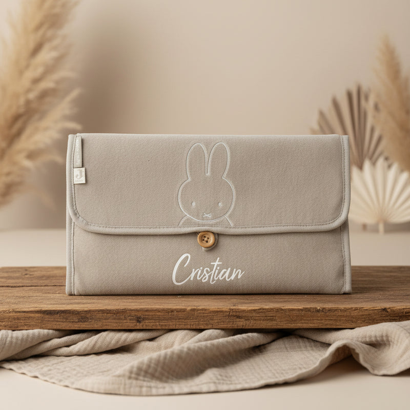 Personalisierte Wickelunterlage aus weichem Frottee in Olivgruen fuer Babys mit liebevollem Tiermotiv und individuellem Namen