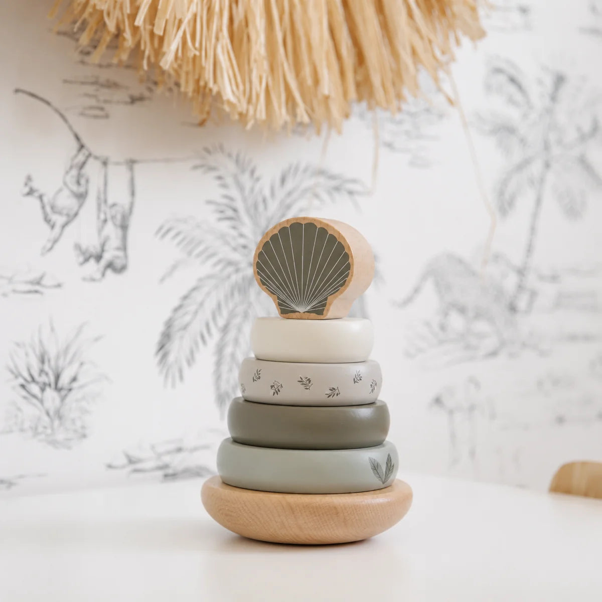 Personalisierter Stapelturm Balance aus Holz in Olivgrün als personalisiertes Taufgeschenk im Kinderzimmer