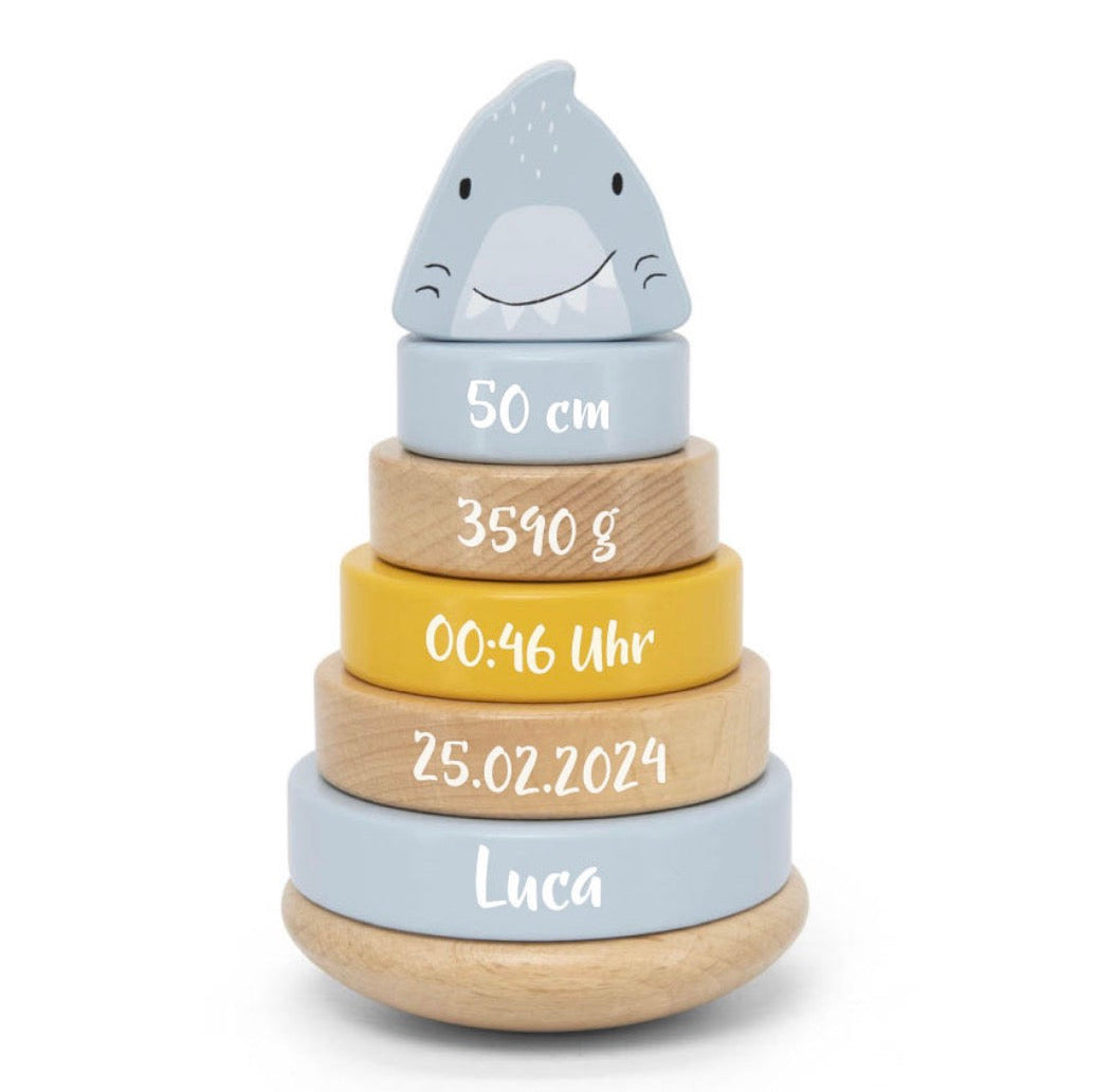 Personalisierter Holz-Stapelturm mit Haifisch-Motiv, bedruckt mit Name „Luca“, Geburtsdatum 25.02.2024, Uhrzeit 00:46 Uhr, Gewicht 3590 g und Größe 50 cm – personalisiertes Geschenk zur Geburt.