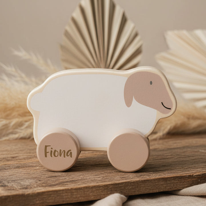 Personalisiertes Holzspielzeug in Form eines Lamms fuer Babys zur Foerderung von Greifen, Motorik und spielerischem Entdecken