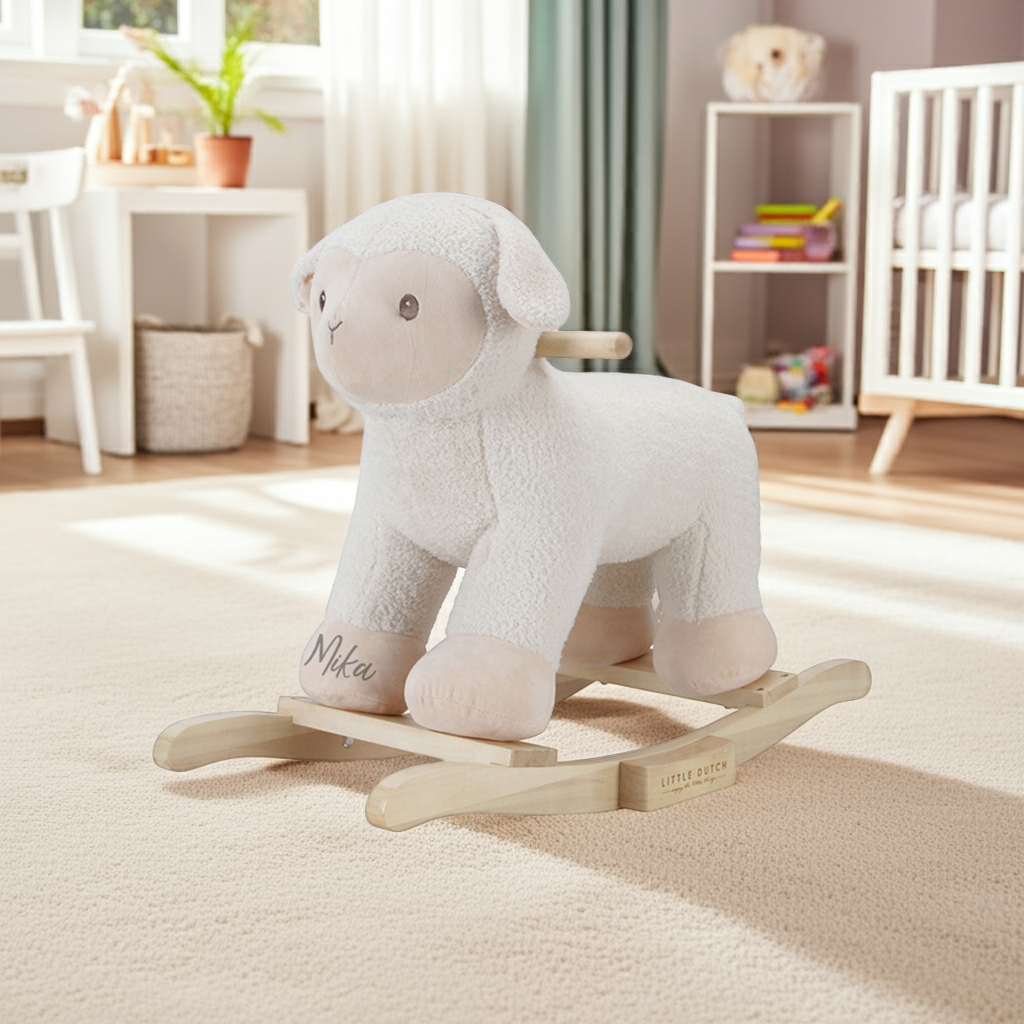 Personalisiertes Schaukelschaf fuer Kinder mit Holzgestell als liebevolles Babygeschenk und Blickfang im Kinderzimmer