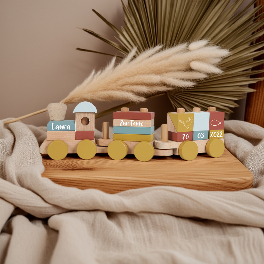 Personalisierter Holzzug als Taufgeschenk mit Name und Taufdatum dekorativ präsentiert