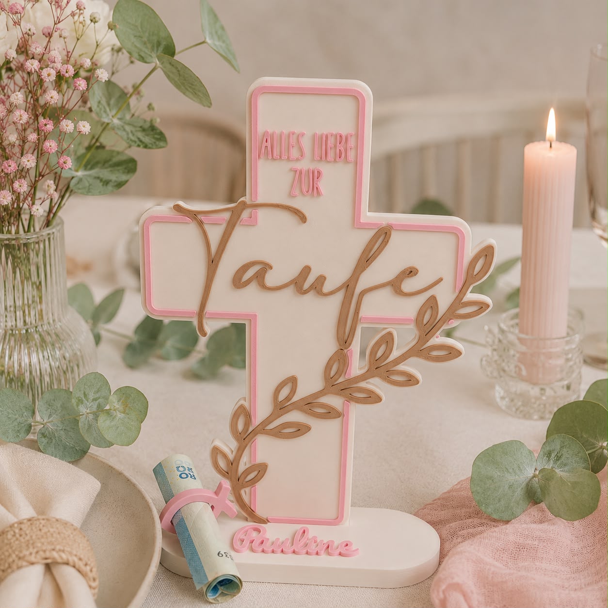 Personalisiertes Taufkreuz in Rosa mit Namen und Rankenverzierung als Geldgeschenk zur Taufe