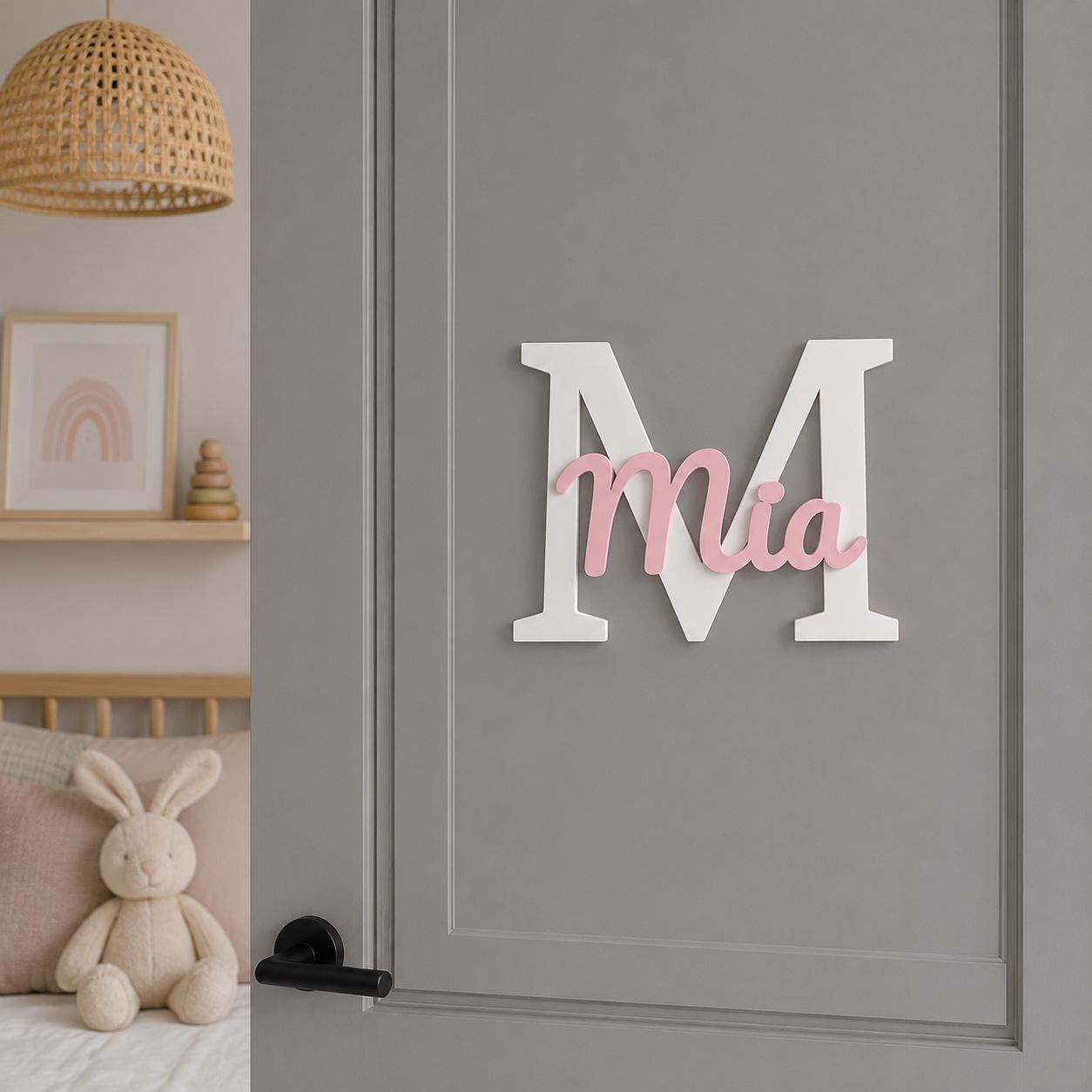 Personalisiertes Türschild aus Holz mit weißer Initiale und rosa Namen für das Kinderzimmer