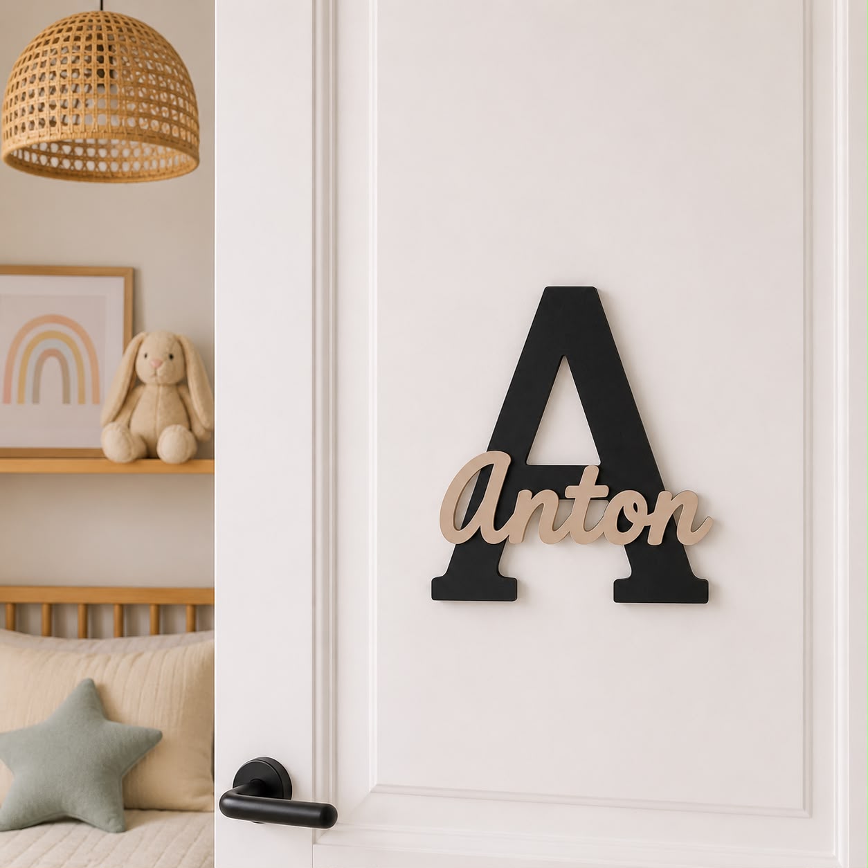 Personalisiertes Türschild mit schwarzem Buchstaben und Namen in Beige-Sand für das Kinderzimmer