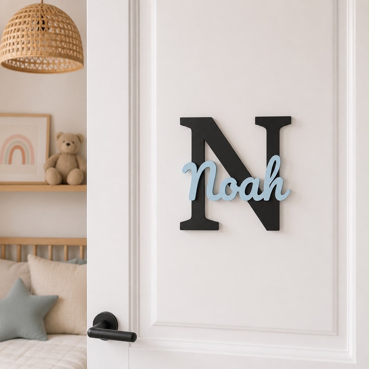 Personalisiertes Türschild für das Kinderzimmer mit schwarzem Buchstaben und hellblauem Namen