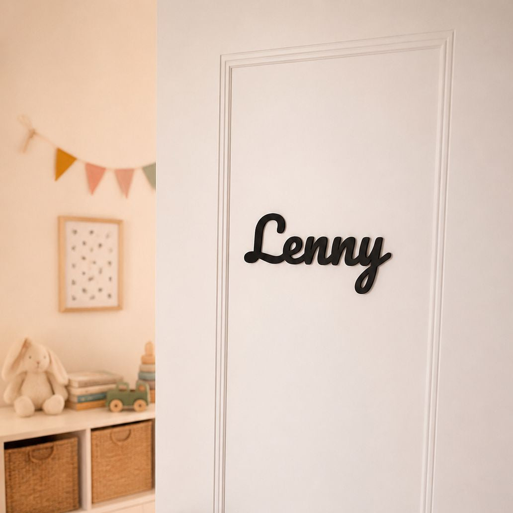 Personalisiertes Türschild Lenny in Schwarz an weißer Kinderzimmertür mit liebevoll eingerichtetem Kinderzimmer