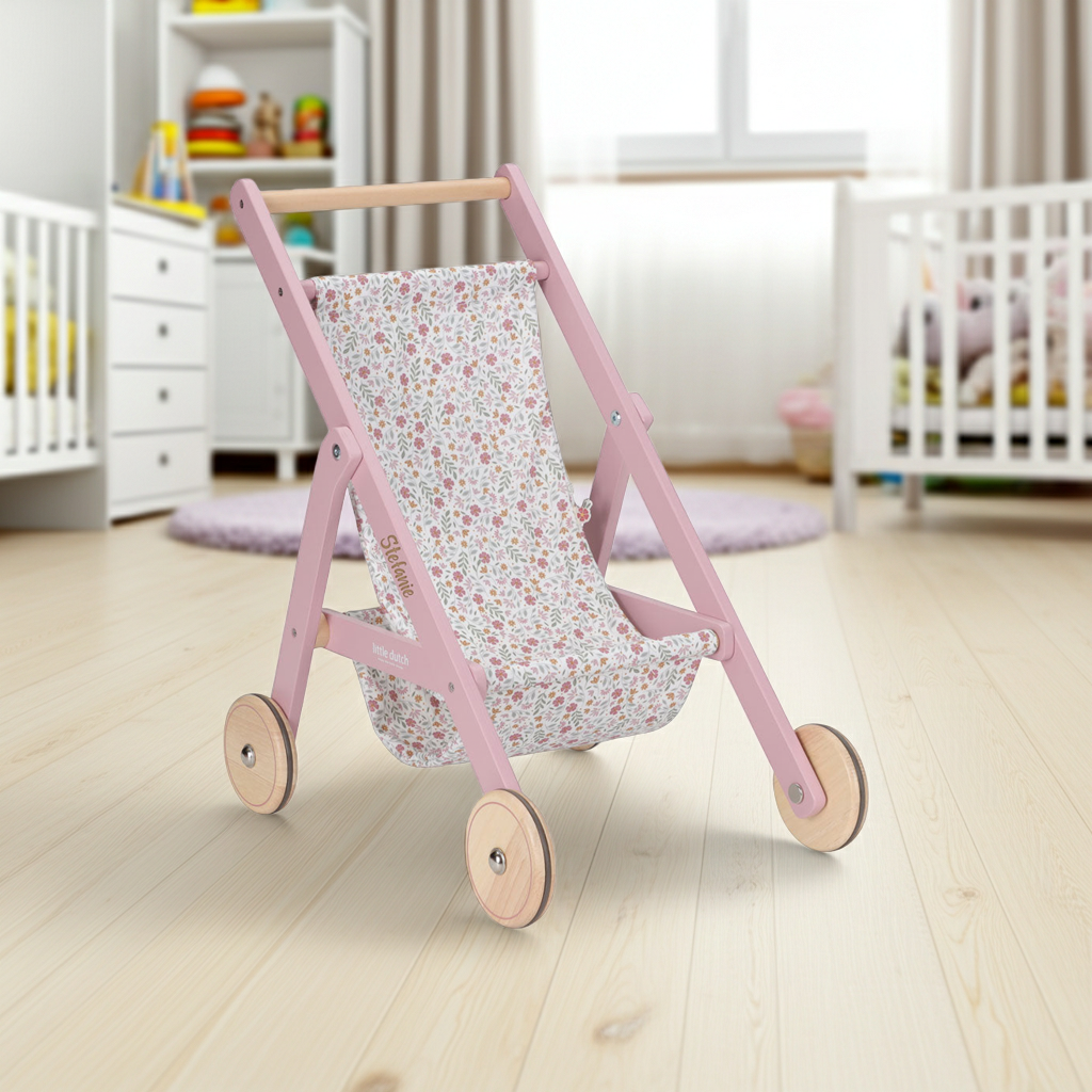 Holz Puppenbuggy in Rosa für Kinder im Kinderzimmer. Beliebte Geschenkidee für kleine Puppeneltern, die Rollenspiele lieben und ihre Lieblingspuppe auf Spaziergänge mitnehmen möchten.