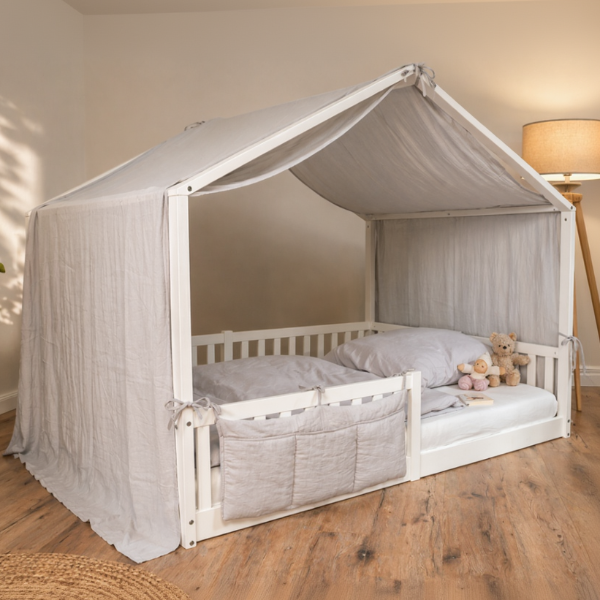 tiSsi Baldachin aus Musselin in Grau auf weißem Hausbett mit passendem Organizer im Kinderzimmer