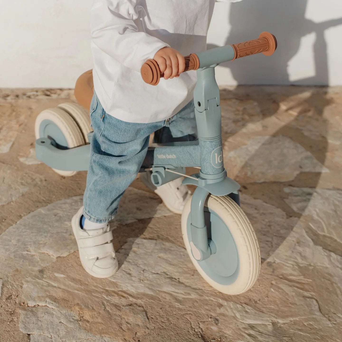 Tricycle 4-in-1 in Blau als mitwachsendes Laufrad und Dreirad für Kinder ab 1 Jahr. Die Nahaufnahme zeigt das stabile Kinderfahrzeug mit ergonomischem Lenker, hochwertigen Rädern und sicherem Design zur Förderung von Balance und Motorik.