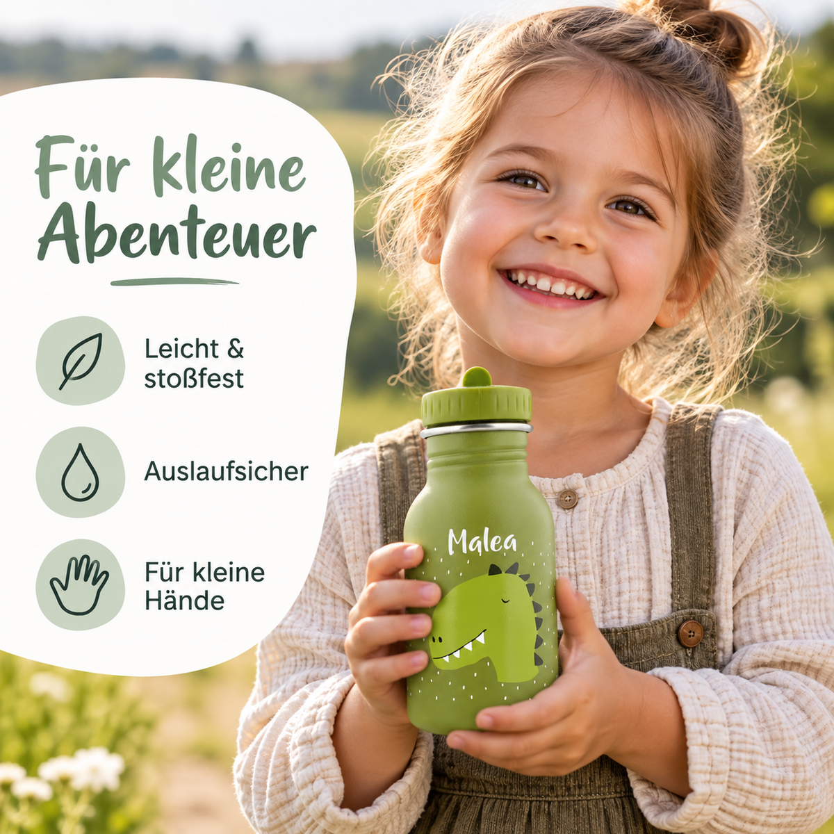 Grüne Trixie-Trinkflasche Herr Dino mit 350 ml, Dinosauriermotiv und dem Namen Malea auf weißem Hintergrund