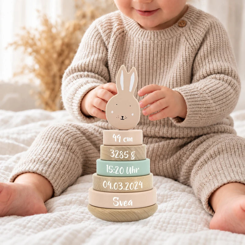 Kleinkind mit personalisiertem Trixie Holz-Stapelturm Frau Hase zur Geburt