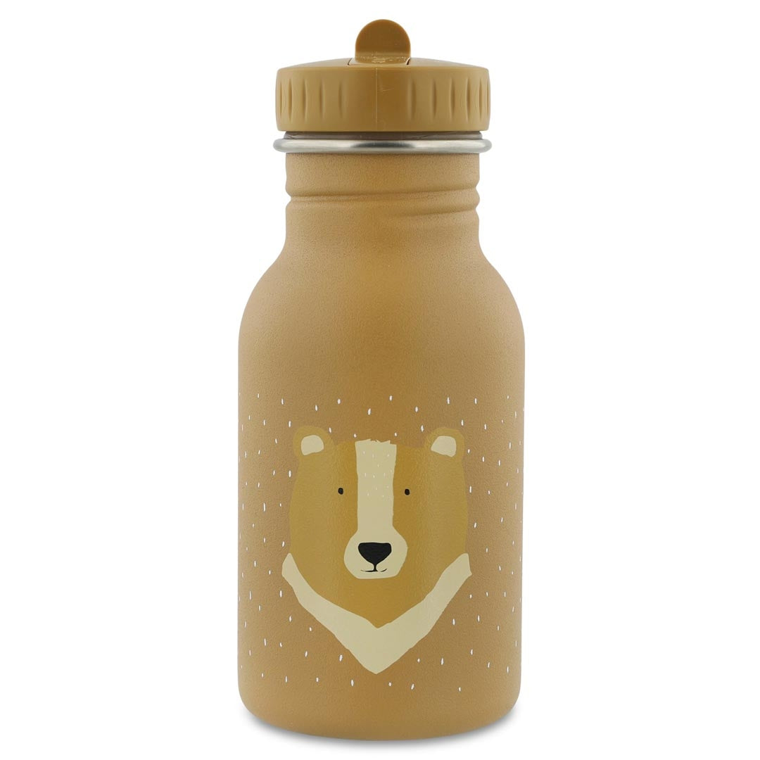 Ockerbraune Trixie Trinkflasche Herr Bär mit 350 ml, Bärenmotiv und dem Namen Karlo auf weißem Hintergrund