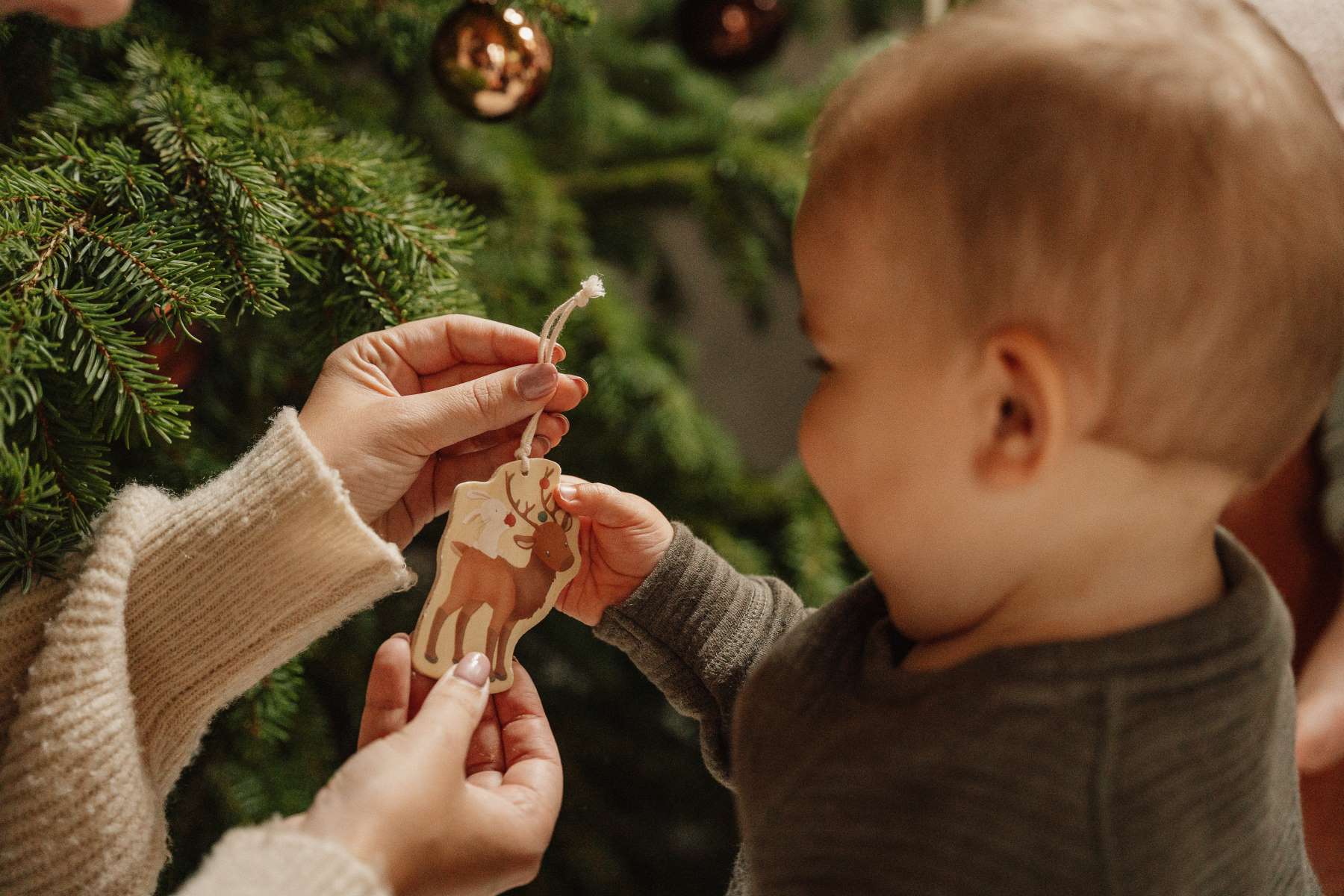 Liebevoll gestalteter Weihnachtsbaumschmuck als Holzanhaenger fuer Weihnachtsbaum, Adventsdekoration und festliche Geschenkverzierungen