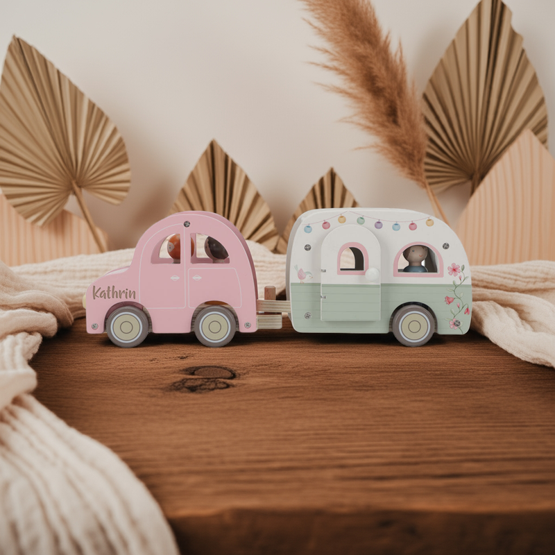 Spielzeugauto mit Wohnwagen – Rollenspielzeug für Kinder