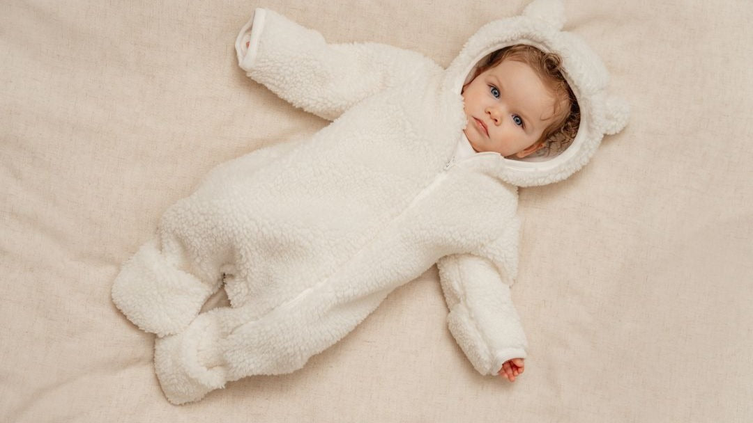 Baby im originalen Little Dutch Teddy-Strampler – Checkliste zum Packen der Kliniktasche für die Geburt