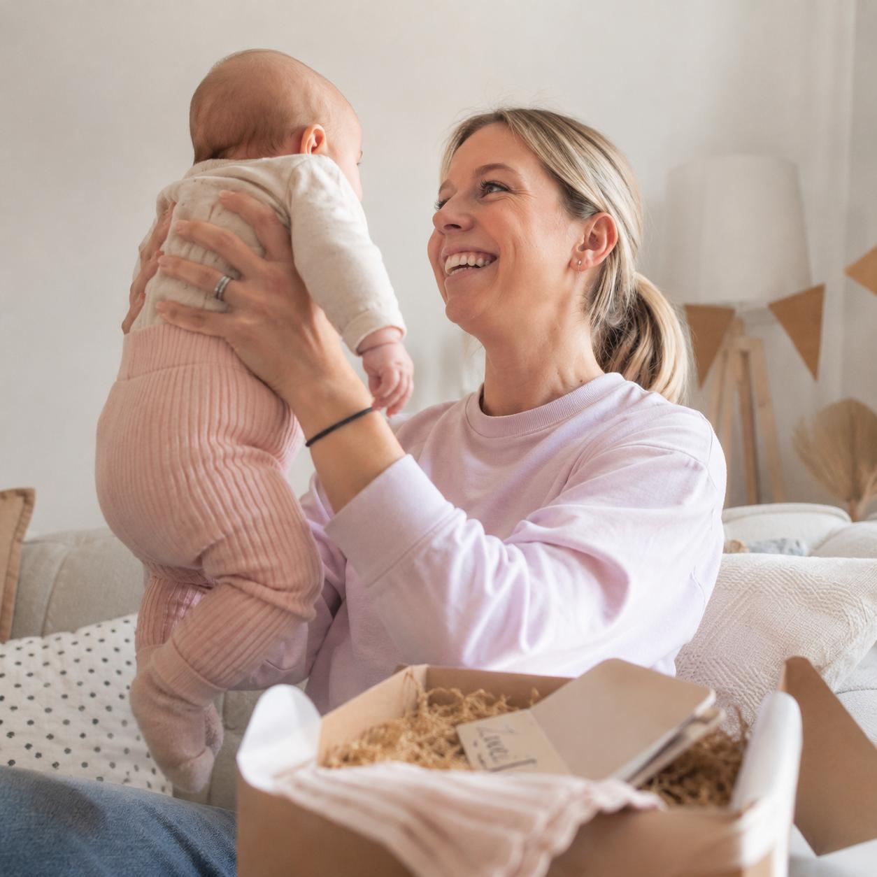 Was schenkt man als Patentante zur Geburt? Liebevoller Moment zwischen Patentante und Baby nach der Geburt