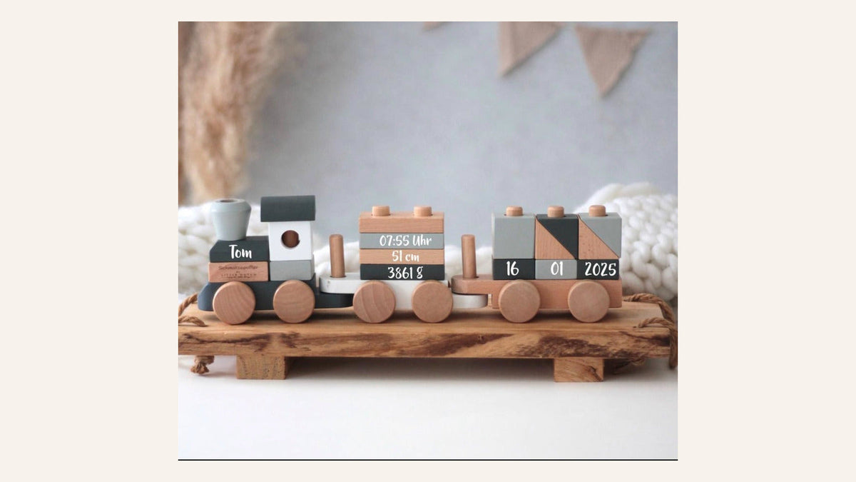Personalisierter Holzzug in Grau und Natur mit Name und Geburtsdaten