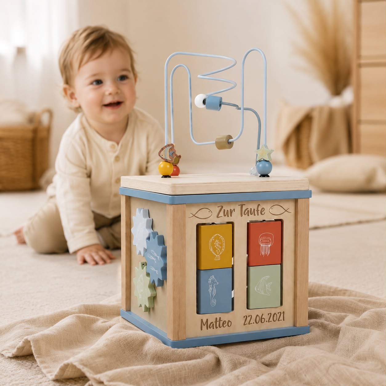 Baby spielt mit personalisiertem Motorikwürfel aus Holz zur Taufe mit Name und Geburtsdatum