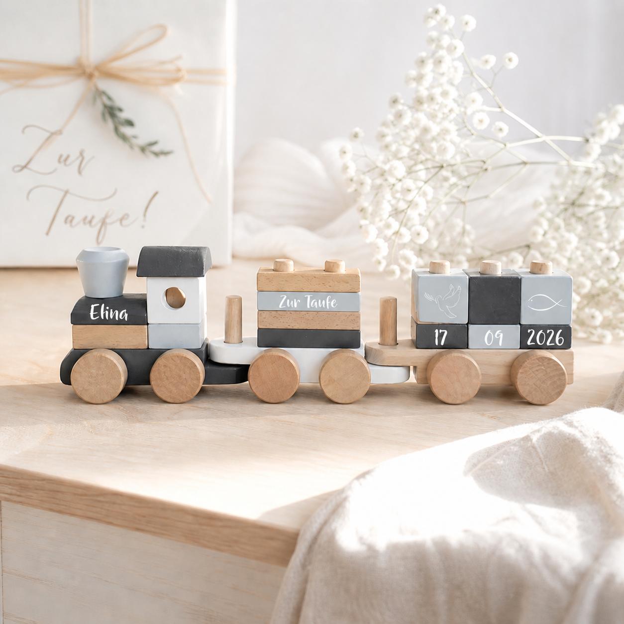 Personalisierter Holzzug zur Taufe mit Name und Taufdatum als hochwertiges Taufgeschenk und bleibende Erinnerung an einen besonderen Tag im Leben eines Kindes.
